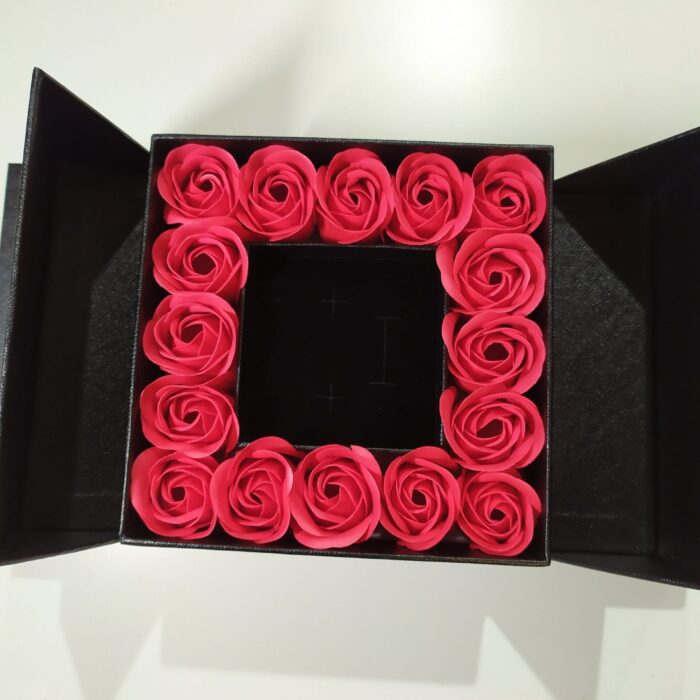 Caja de regalo con 16 rosas artificiales
