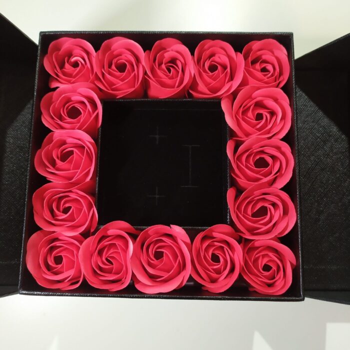 Caja de regalo con 16 rosas artificiales