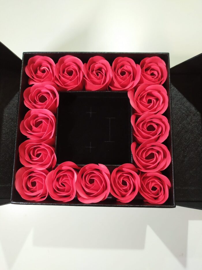 Caja de regalo con 16 rosas artificiales