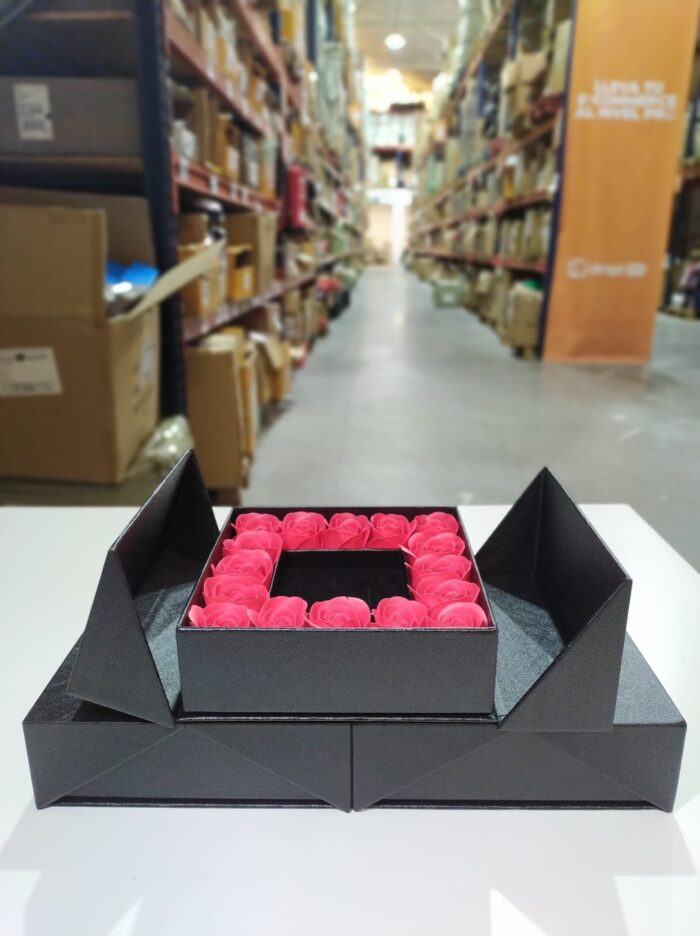 Caja de regalo con 16 rosas artificiales