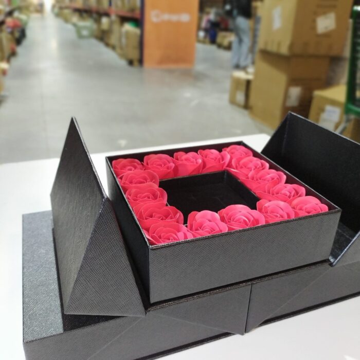 Caja de regalo con 16 rosas artificiales