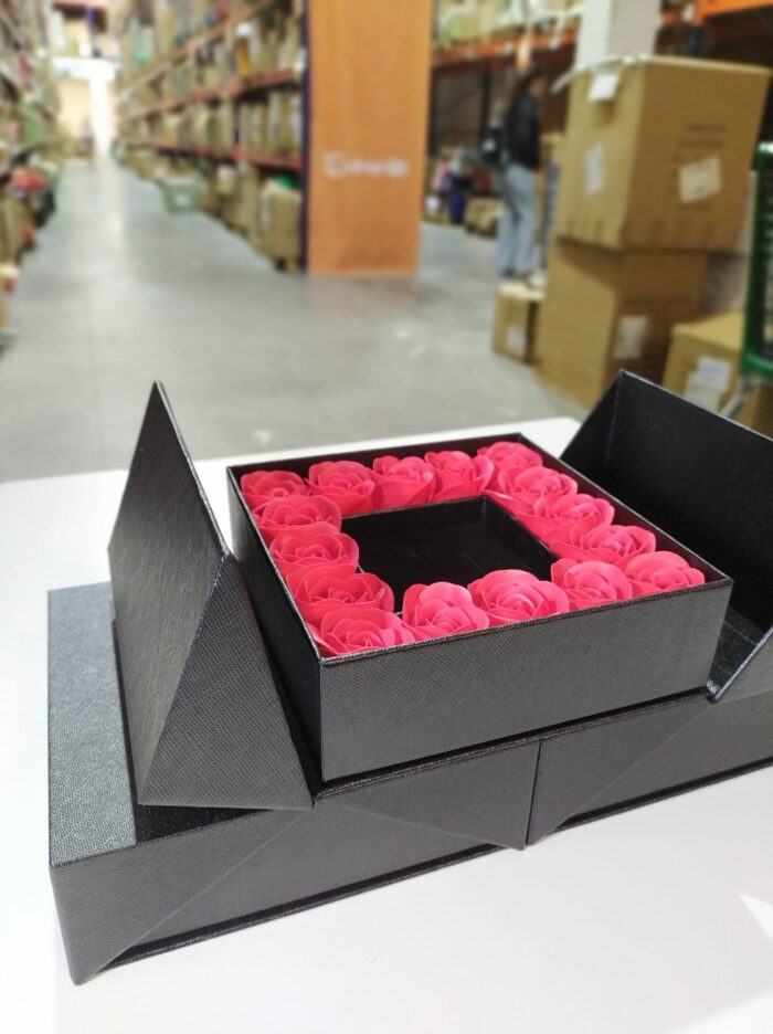Caja de regalo con 16 rosas artificiales