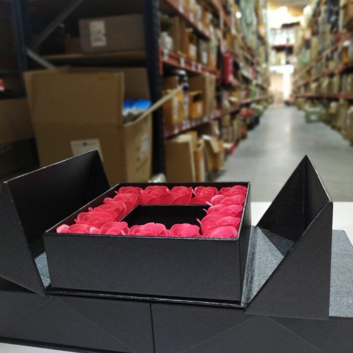 Caja de regalo con 16 rosas artificiales