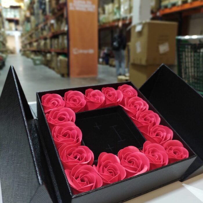 Caja de regalo con 16 rosas artificiales