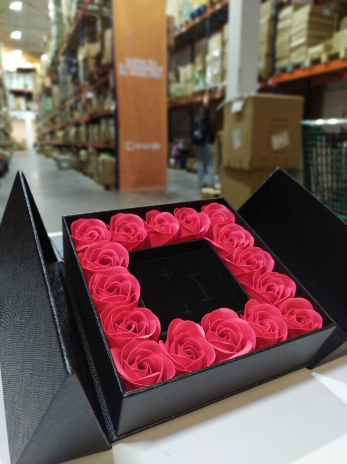 Caja de regalo con 16 rosas artificiales
