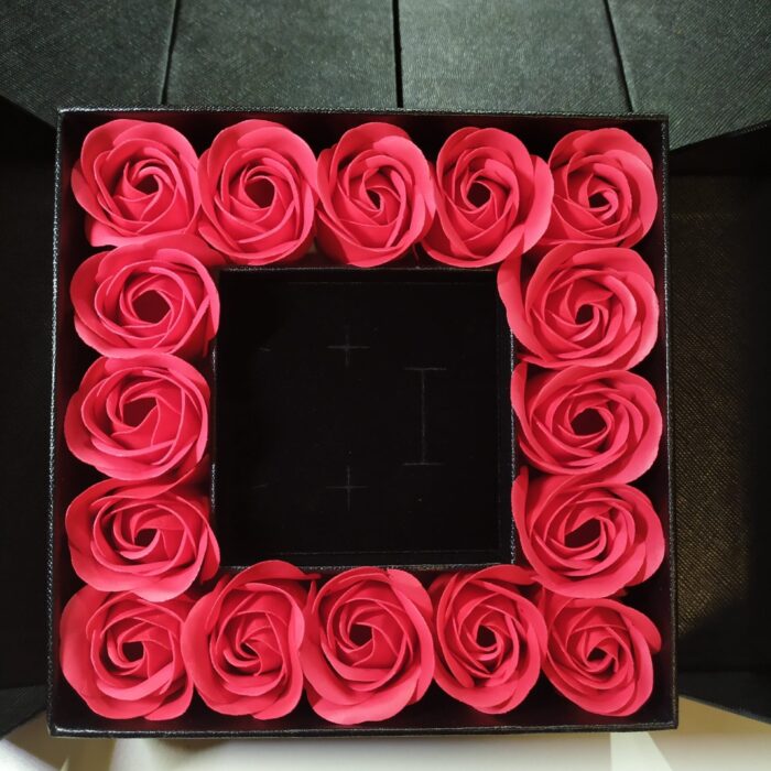 Caja de regalo con 16 rosas artificiales