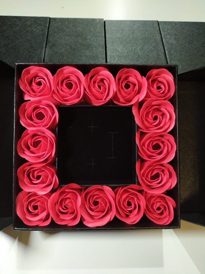 Caja de regalo con 16 rosas artificiales