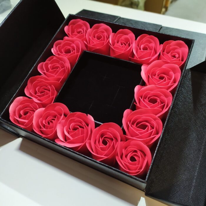 Caja de regalo con 16 rosas artificiales
