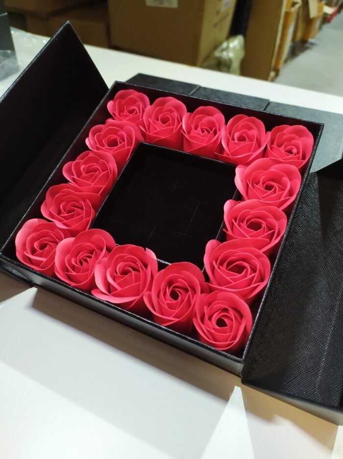 Caja de regalo con 16 rosas artificiales