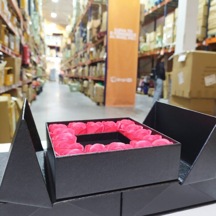 Caja de regalo con 16 rosas artificiales