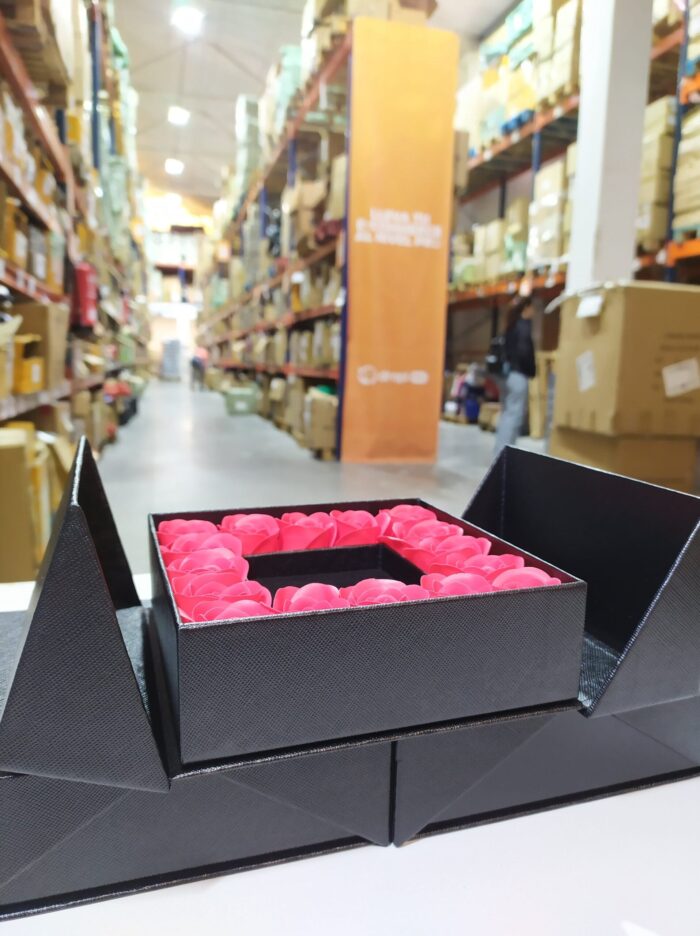 Caja de regalo con 16 rosas artificiales