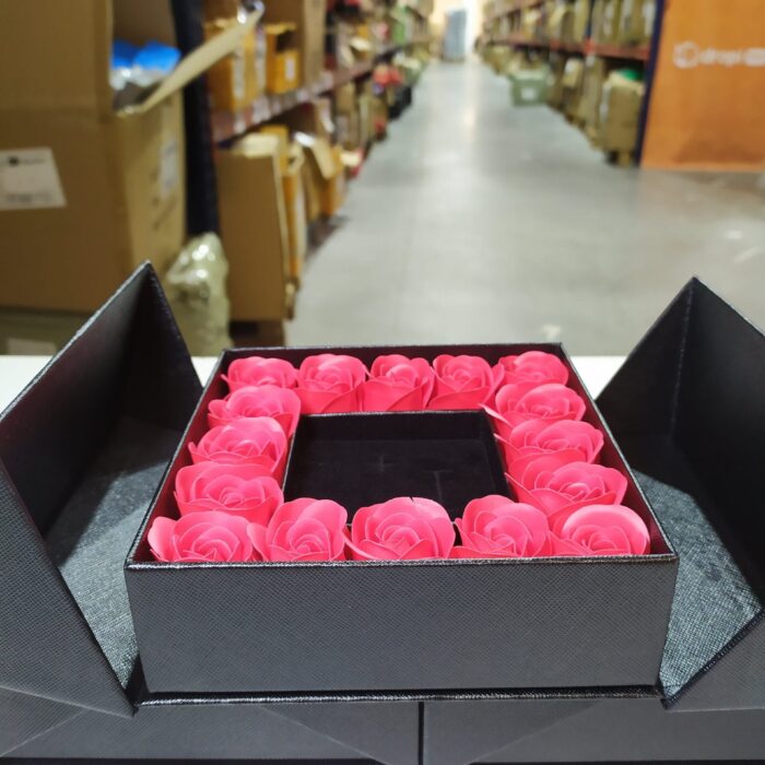 Caja de regalo con 16 rosas artificiales