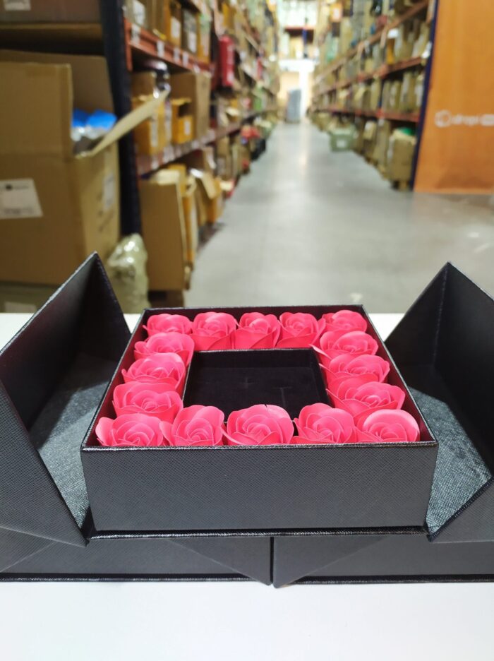 Caja de regalo con 16 rosas artificiales