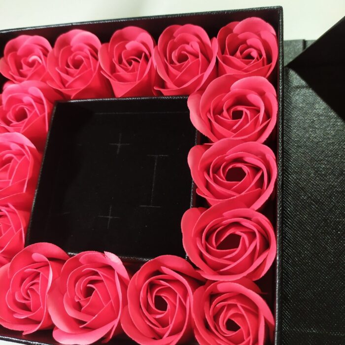 Caja de regalo con 16 rosas artificiales
