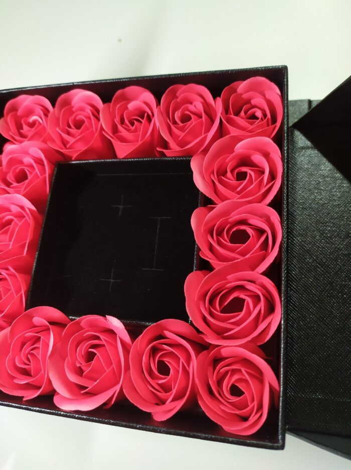 Caja de regalo con 16 rosas artificiales