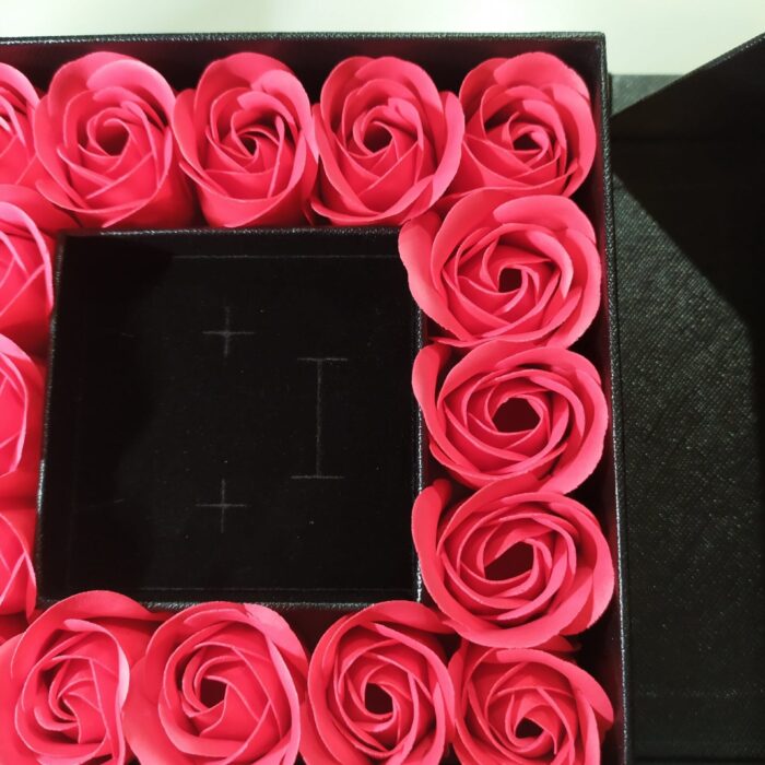 Caja de regalo con 16 rosas artificiales