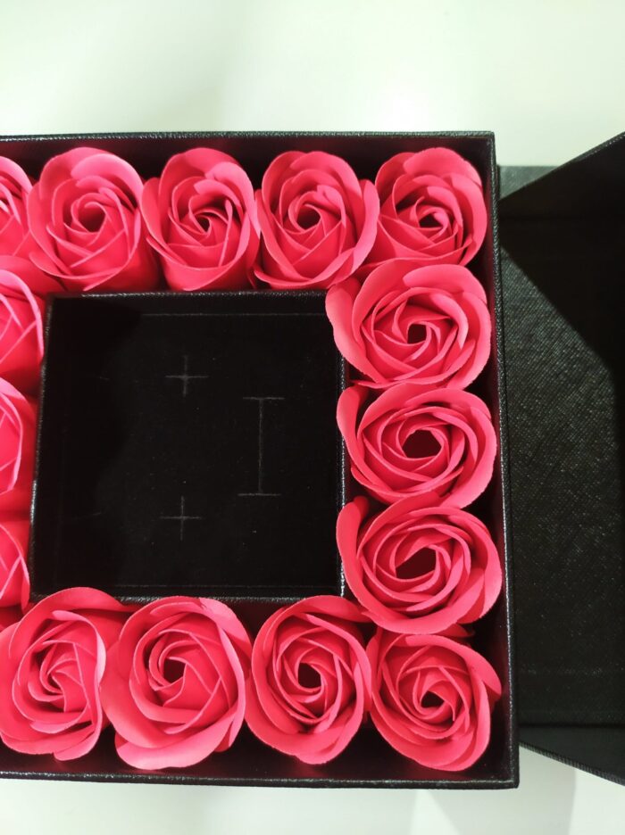 Caja de regalo con 16 rosas artificiales