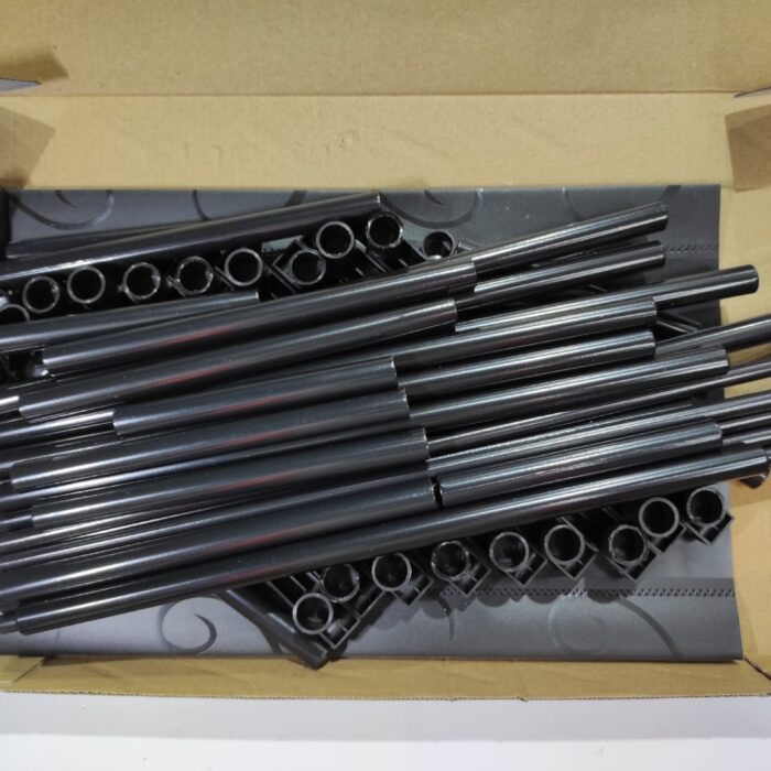 Estanteria de almacenamiento de metal sobre el inodoro