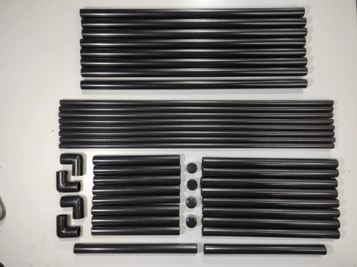 Estanteria de almacenamiento de metal sobre el inodoro