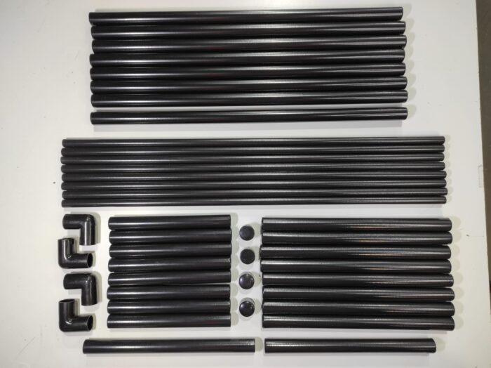 Estanteria de almacenamiento de metal sobre el inodoro