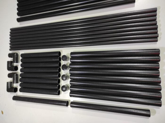 Estanteria de almacenamiento de metal sobre el inodoro