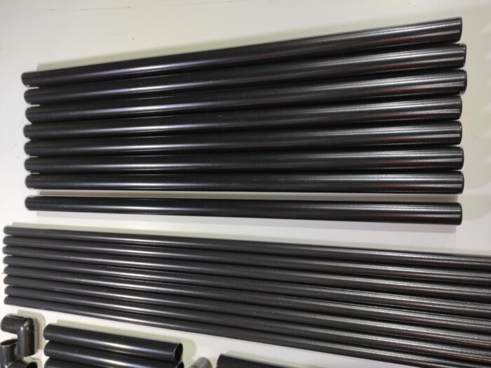 Estanteria de almacenamiento de metal sobre el inodoro