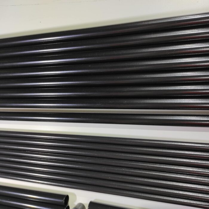 Estanteria de almacenamiento de metal sobre el inodoro