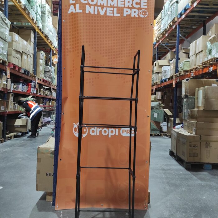 Estanteria de almacenamiento de metal sobre el inodoro