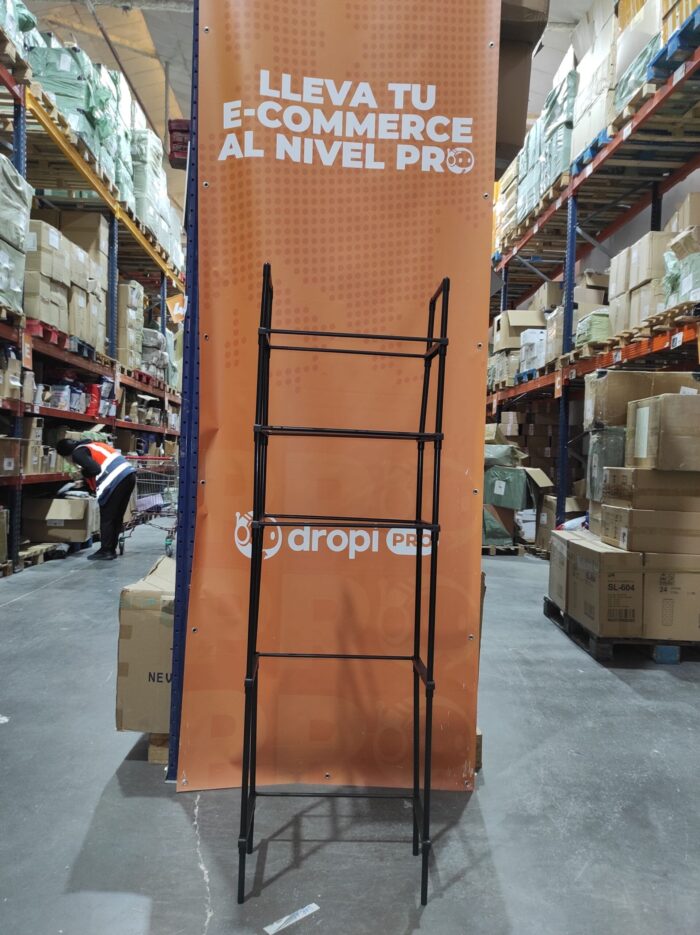 Estanteria de almacenamiento de metal sobre el inodoro