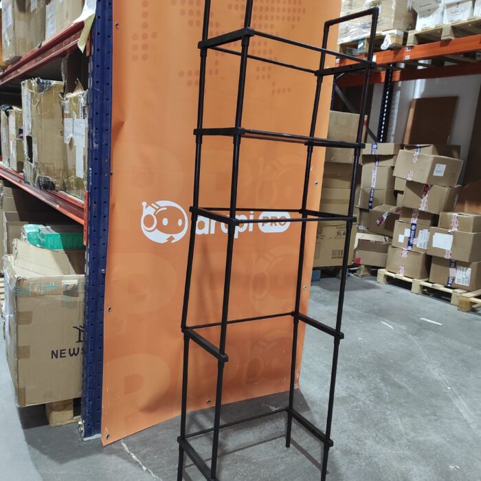 Estanteria de almacenamiento de metal sobre el inodoro