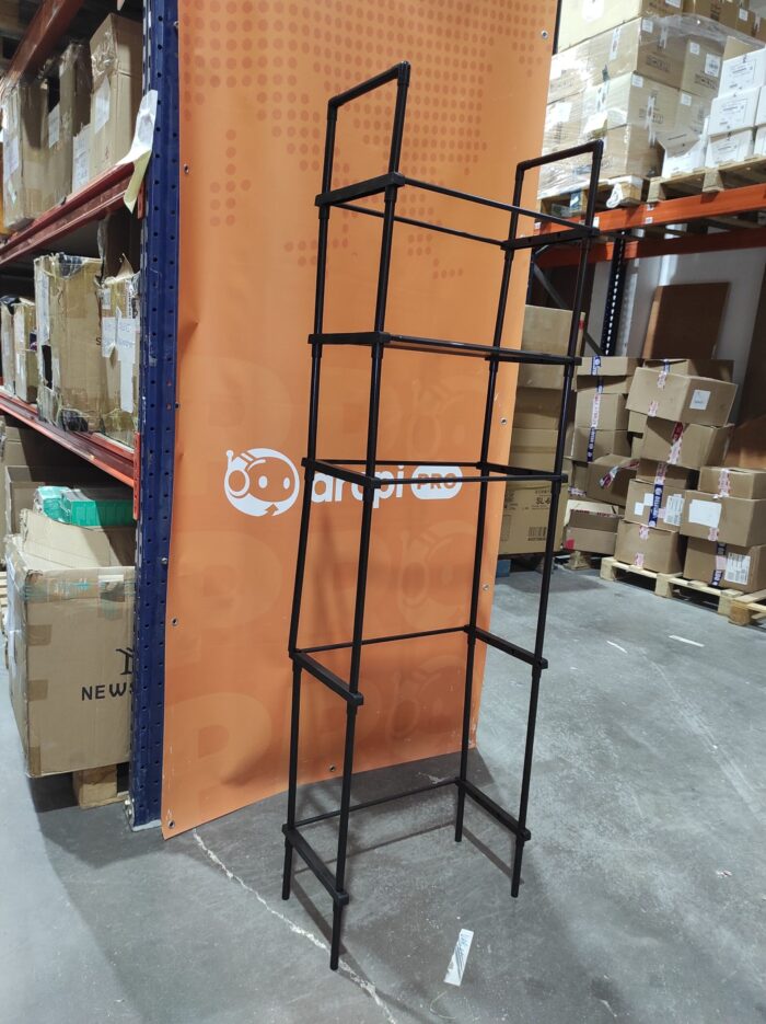 Estanteria de almacenamiento de metal sobre el inodoro