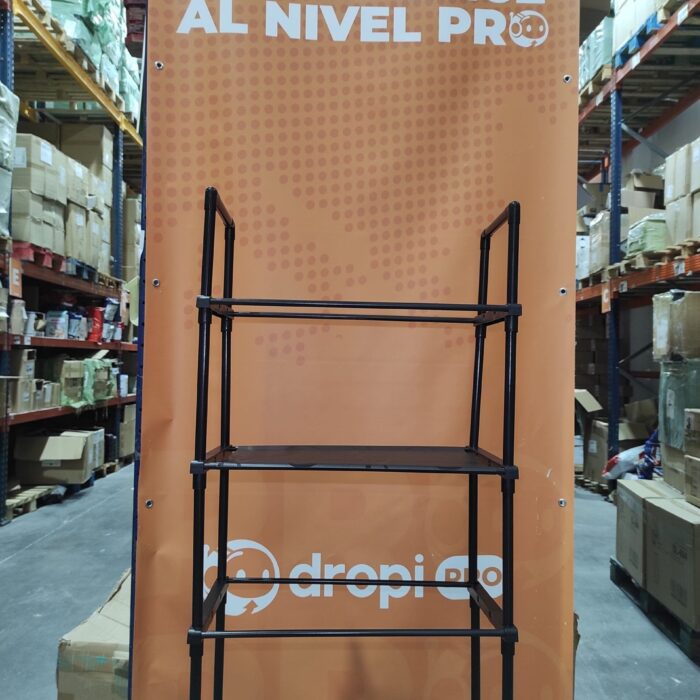 Estanteria de almacenamiento de metal sobre el inodoro