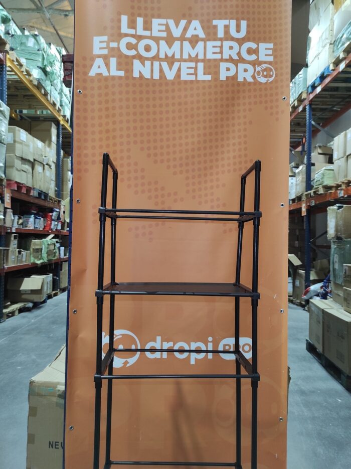 Estanteria de almacenamiento de metal sobre el inodoro