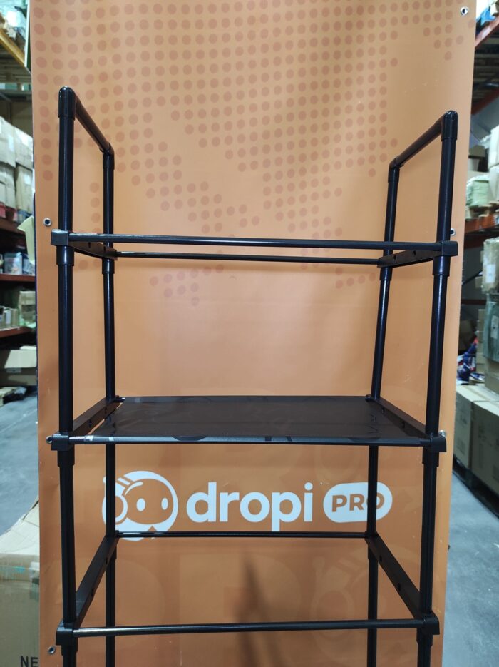 Estanteria de almacenamiento de metal sobre el inodoro