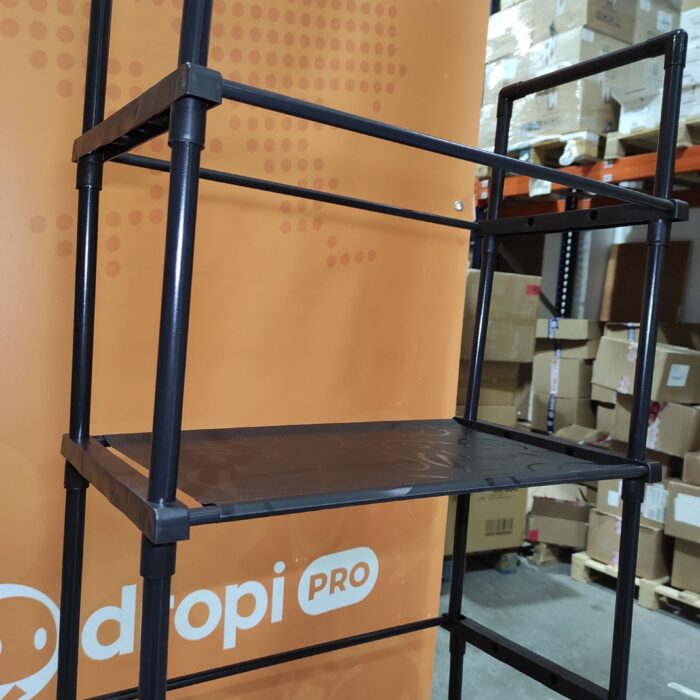 Estanteria de almacenamiento de metal sobre el inodoro