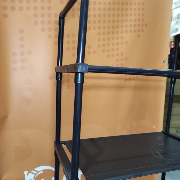 Estanteria de almacenamiento de metal sobre el inodoro