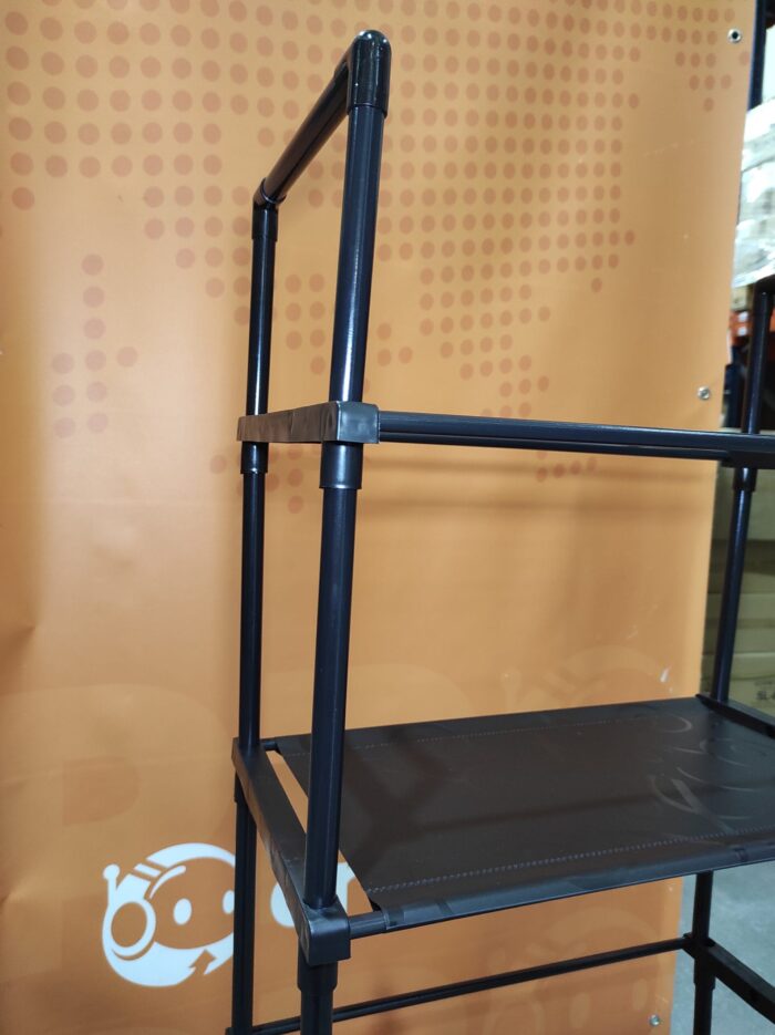 Estanteria de almacenamiento de metal sobre el inodoro