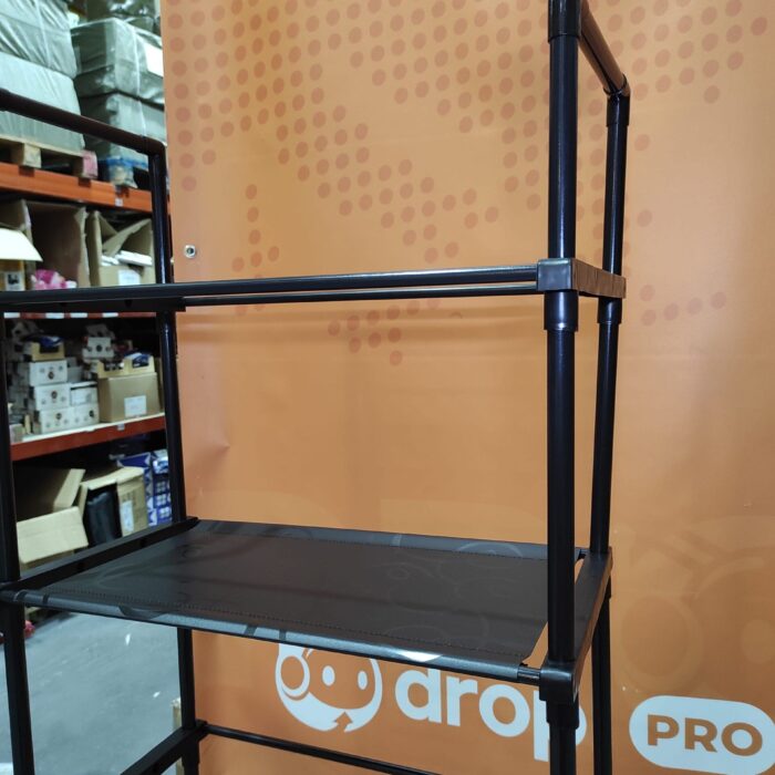 Estanteria de almacenamiento de metal sobre el inodoro