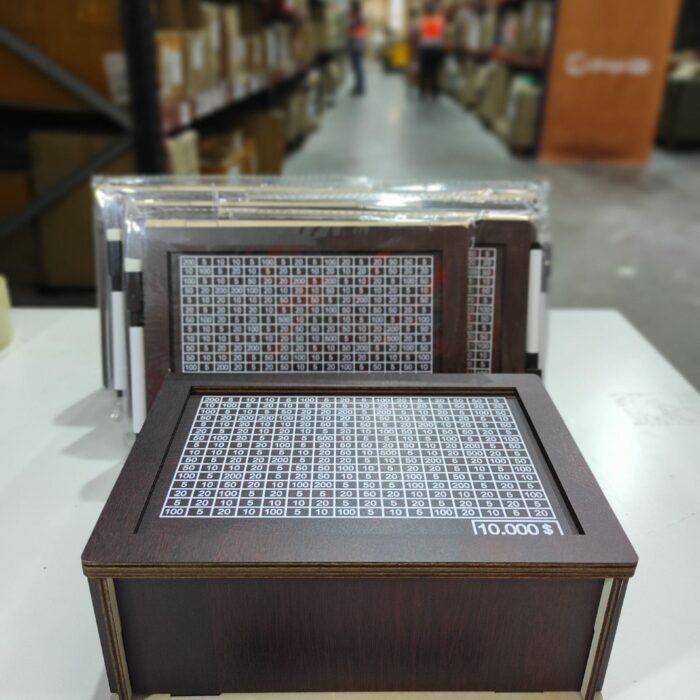 Hucha de madera con contador