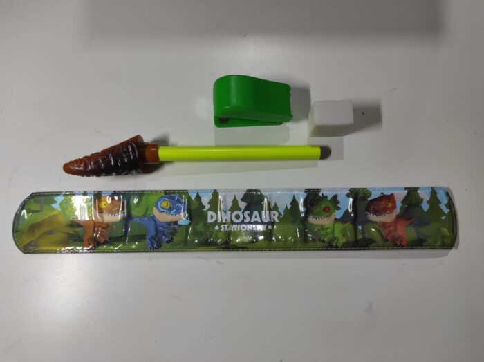 IMG_20250225_161831-min_1740605853-1 Juego de papelería de dinosaurio 5 en 1